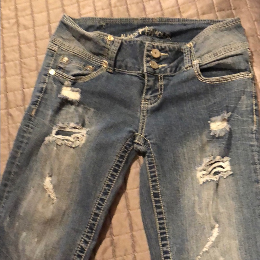 Denim Almost Famous distressed Capri